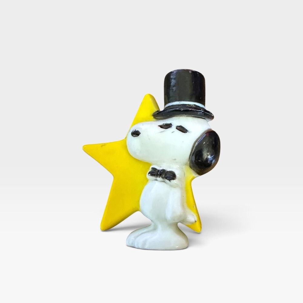 Vintage Peanuts Snoopy Magnet Yellow Star Top Hat 1958 United Feature Syndicate